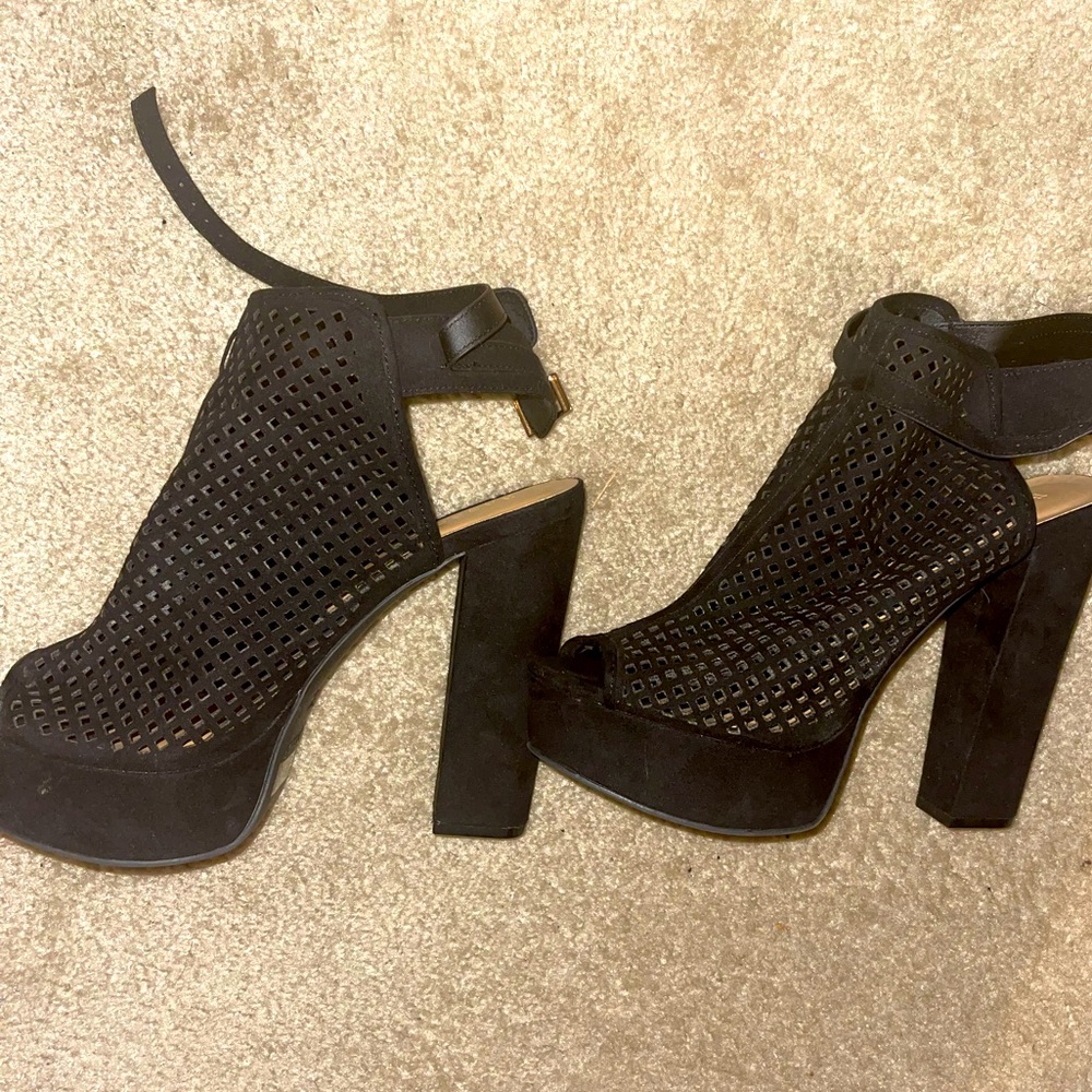 Sling back fish net like heels